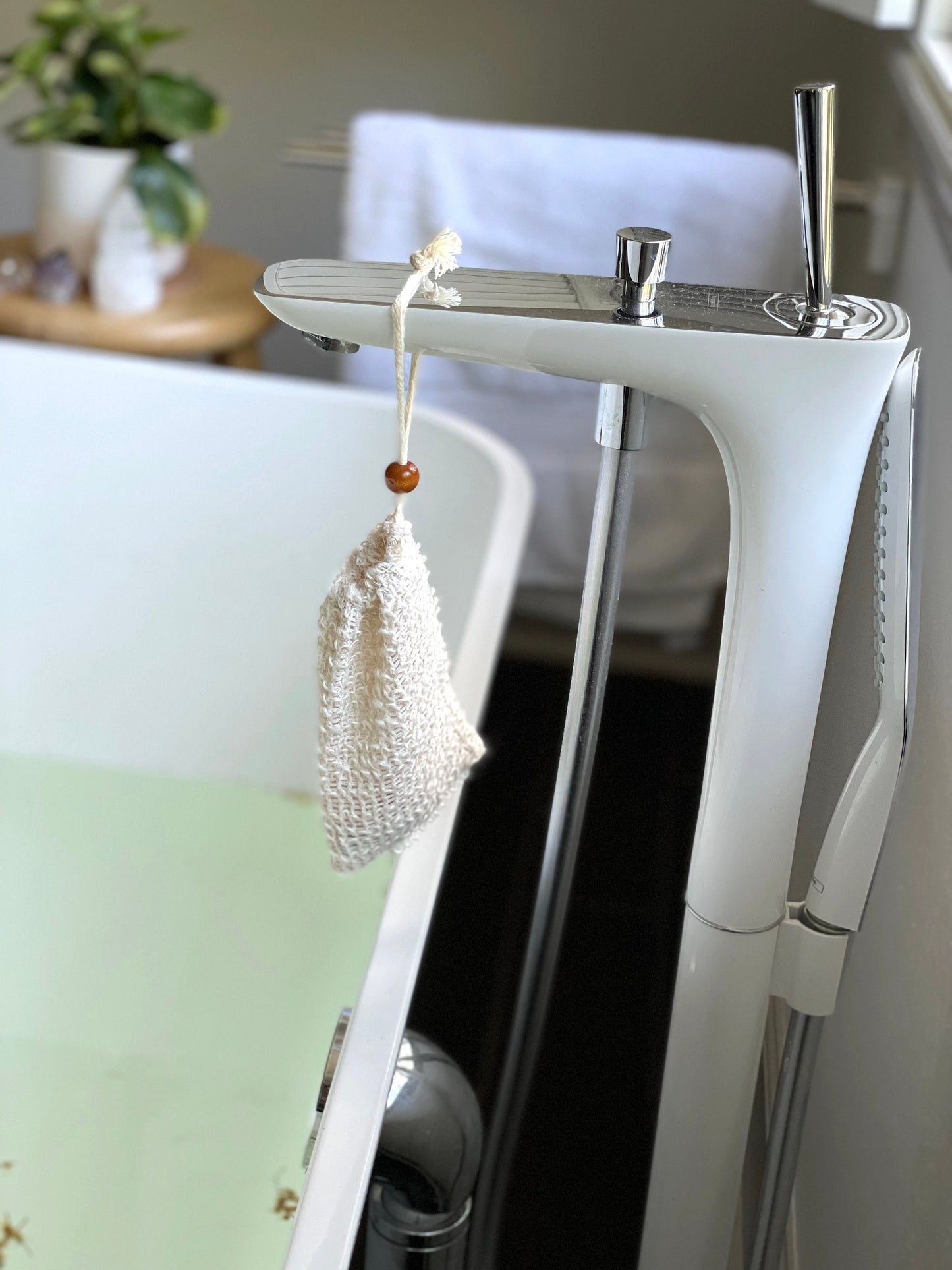 Bathtub/Shower Crystal Multi-Set in oval bowl