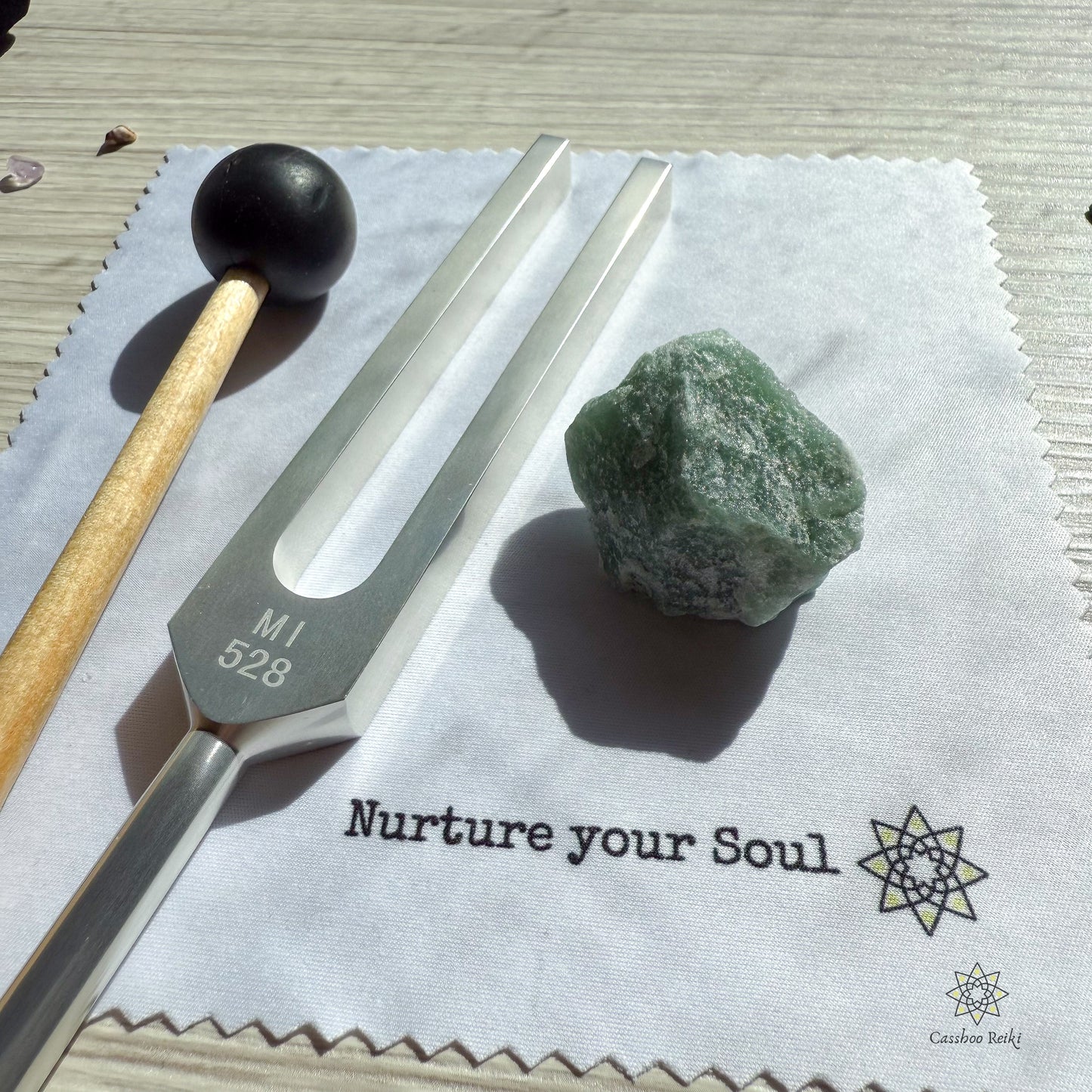 528 Hz Tuning Fork and Aventurine Crystal | Love Frequency | Heart Chakra Healing