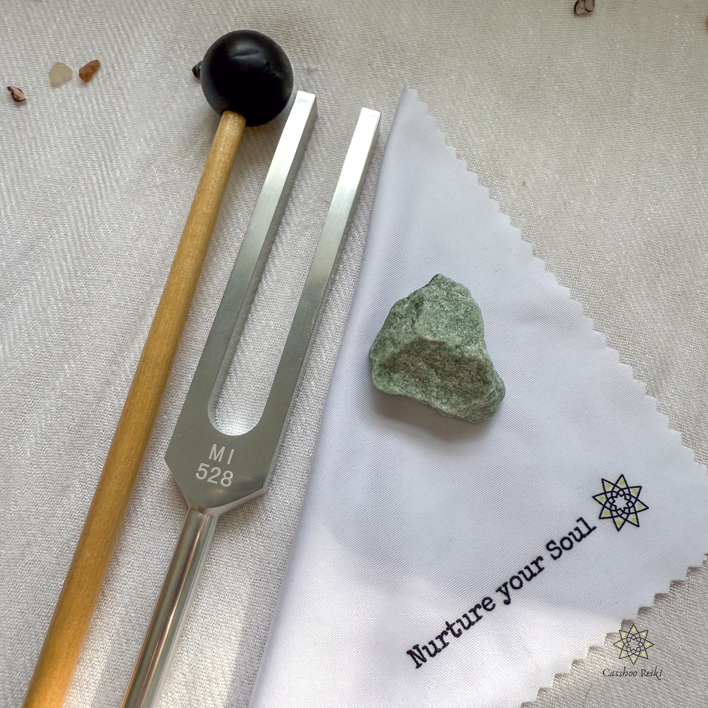 528 Hz Tuning Fork and Aventurine Crystal | Love Frequency | Heart Chakra Healing