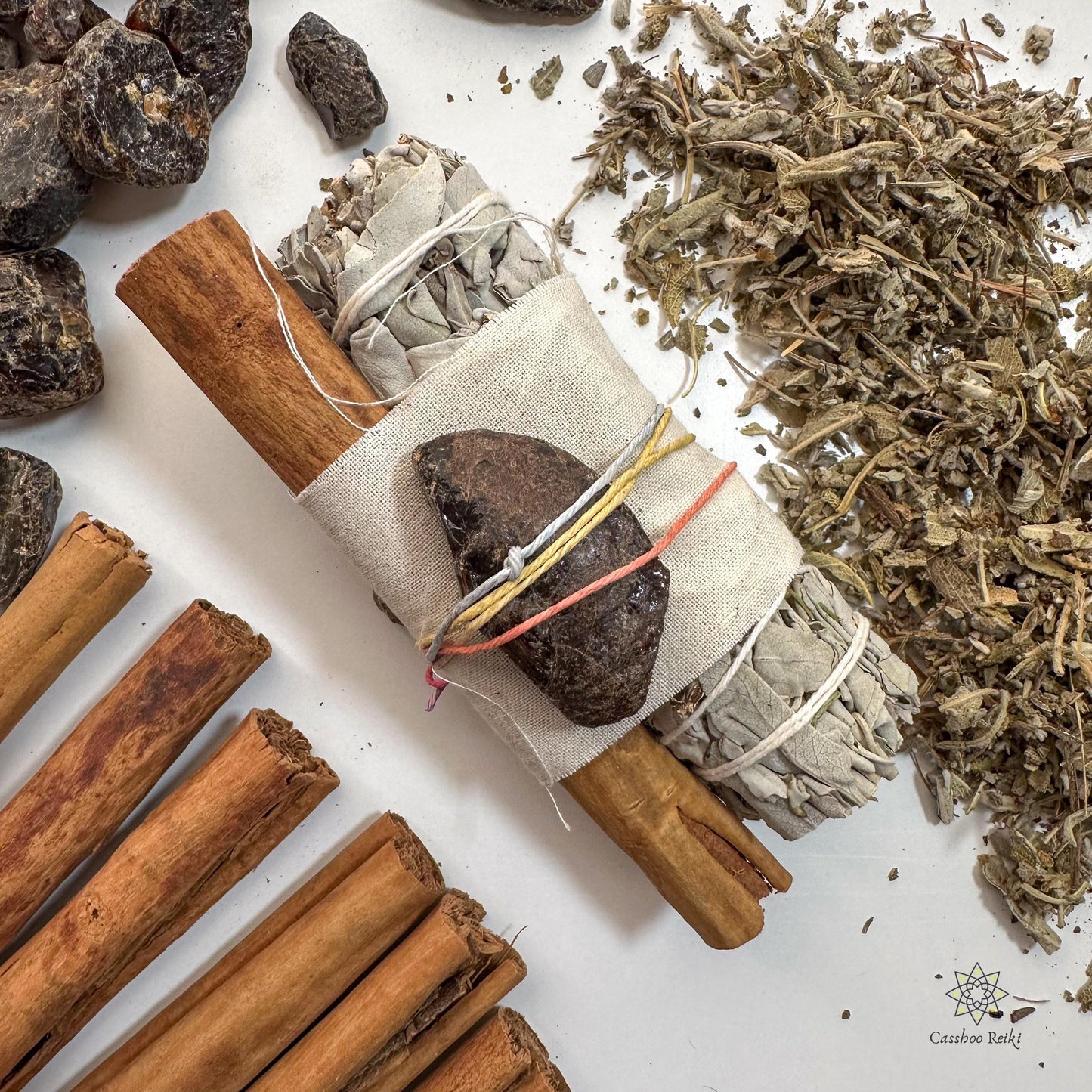 White Sage, Cinnamon and Crystal Smudge Bundle | Purification and Relaxation Smudge | Winter Smudge | New Year Resolutions Ritual