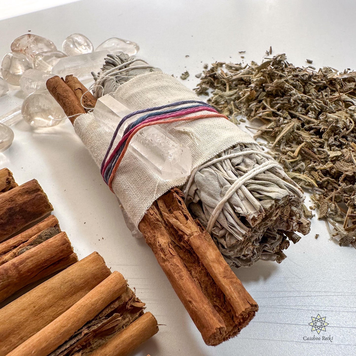 White Sage, Cinnamon and Crystal Smudge Bundle | Purification and Relaxation Smudge | Winter Smudge | New Year Resolutions Ritual