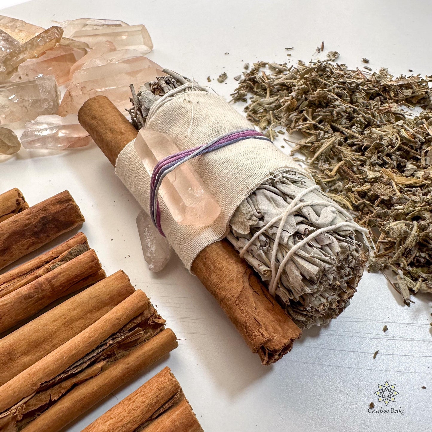 White Sage, Cinnamon and Crystal Smudge Bundle | Purification and Relaxation Smudge | Winter Smudge | New Year Resolutions Ritual