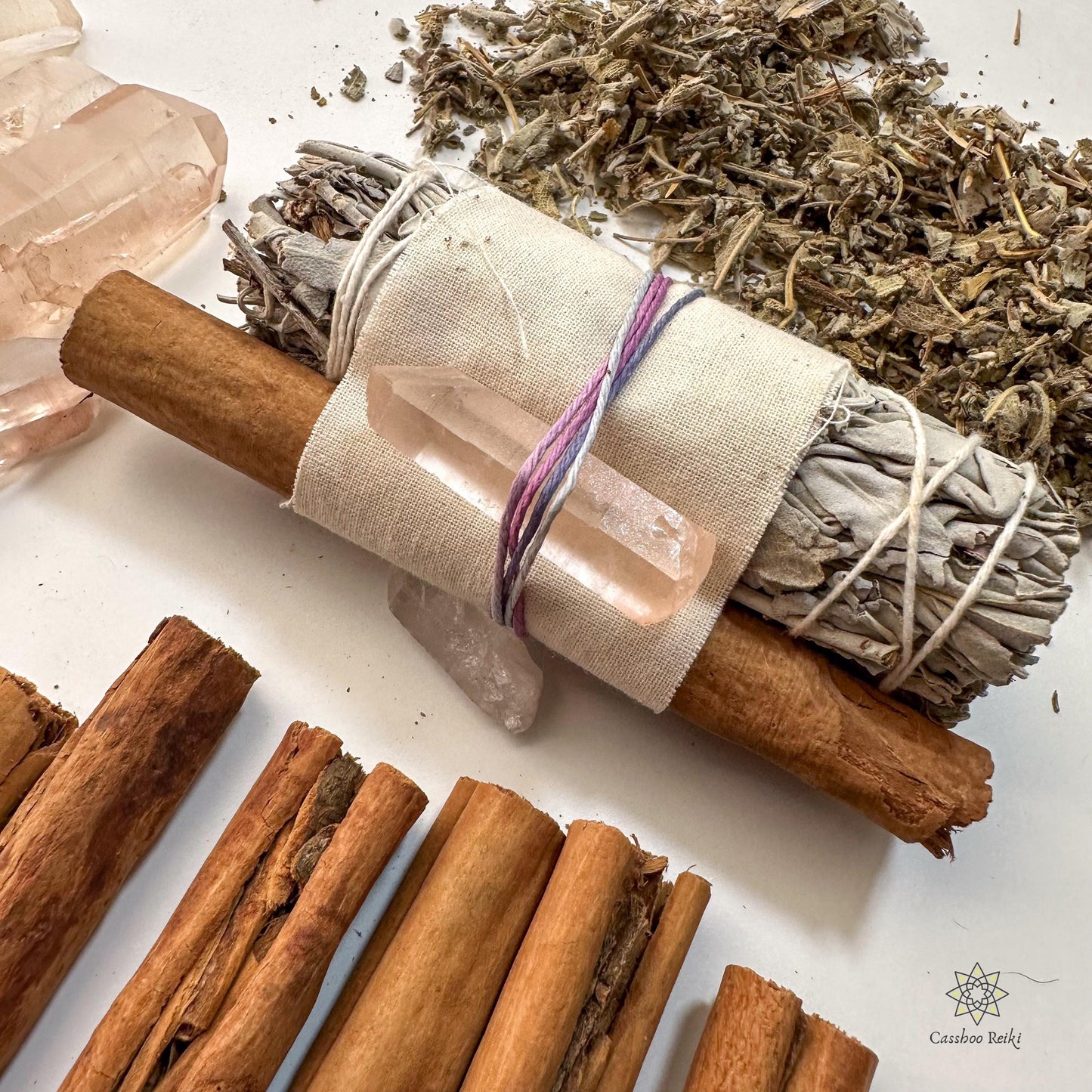 White Sage, Cinnamon and Crystal Smudge Bundle | Purification and Relaxation Smudge | Winter Smudge | New Year Resolutions Ritual