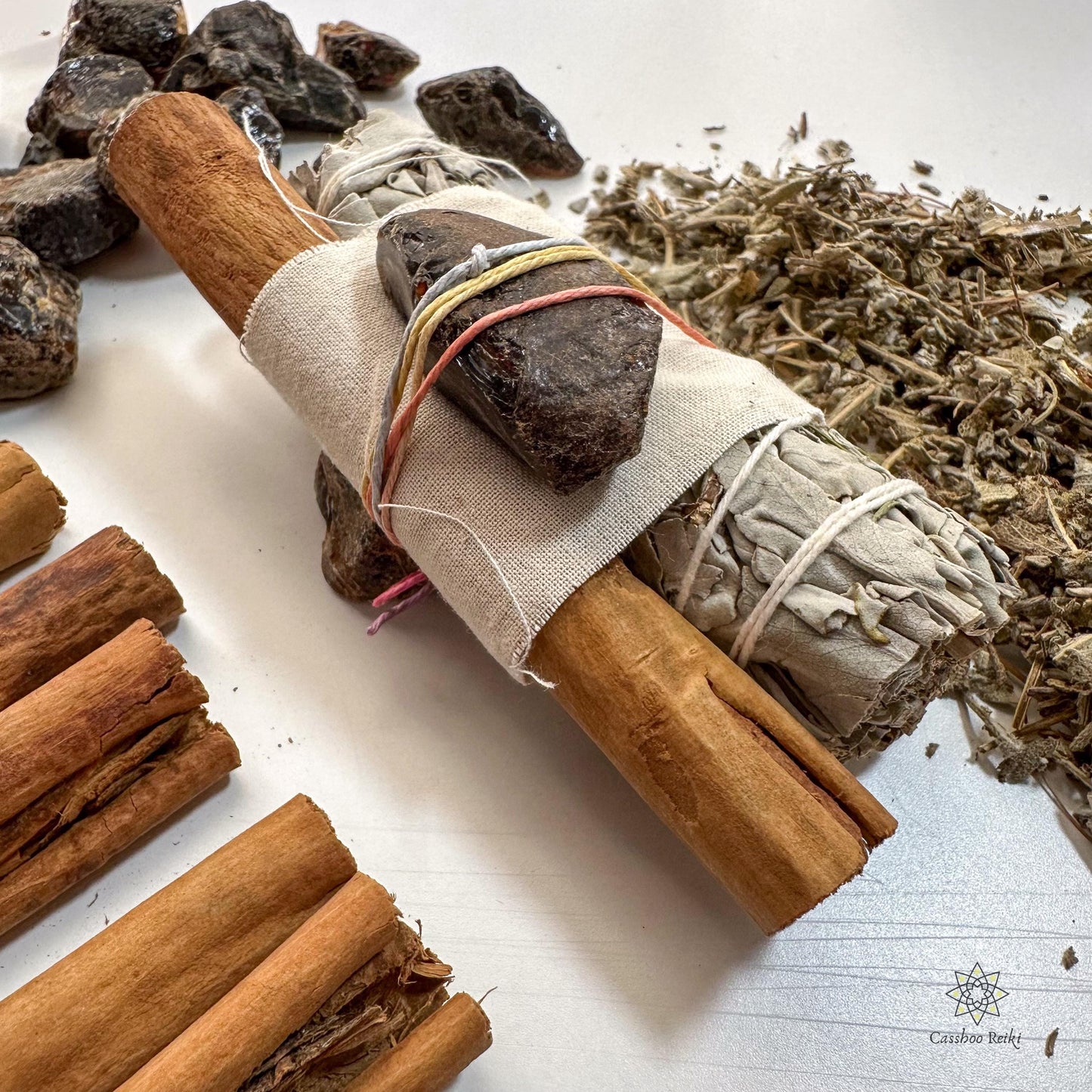 White Sage, Cinnamon and Crystal Smudge Bundle | Purification and Relaxation Smudge | Winter Smudge | New Year Resolutions Ritual