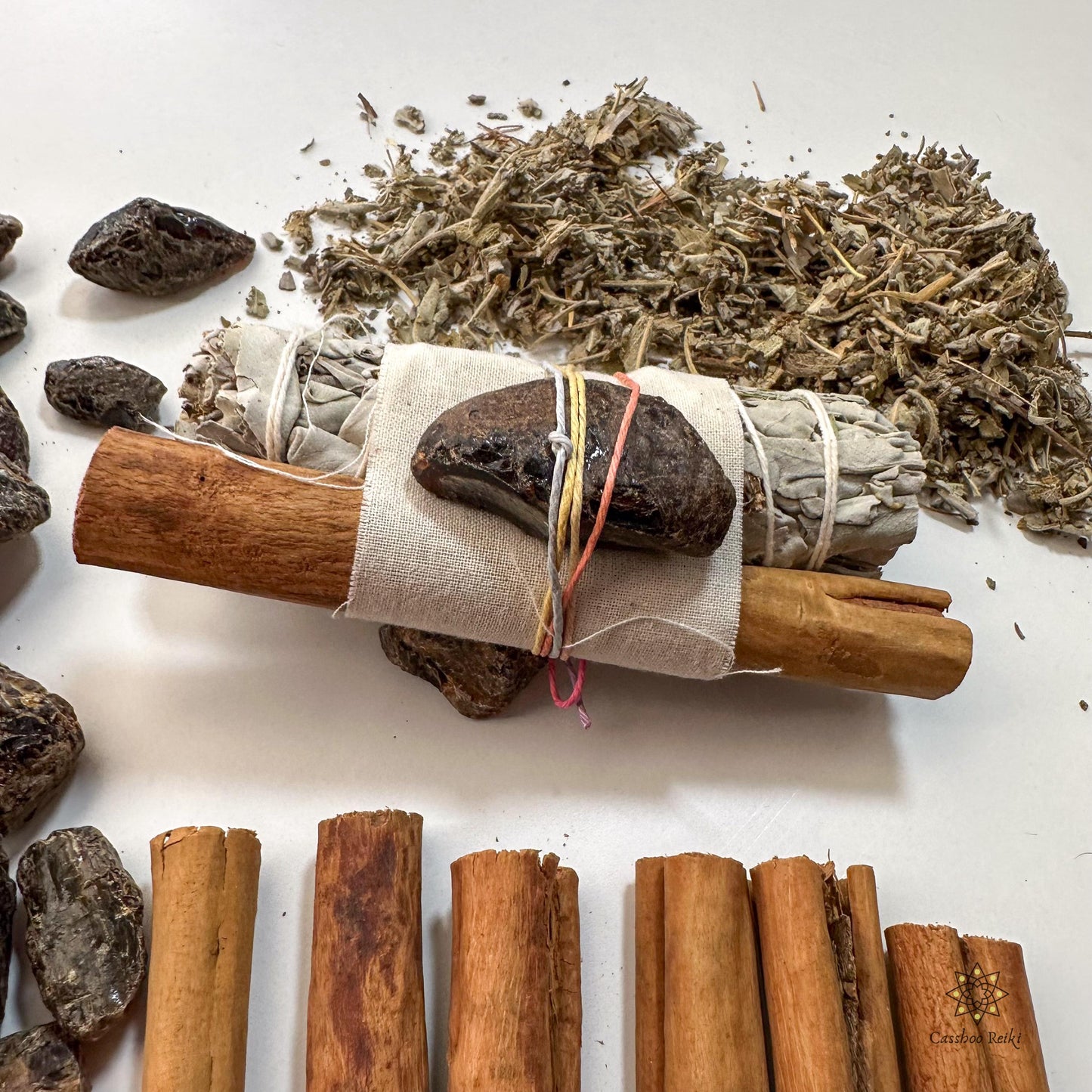 White Sage, Cinnamon and Crystal Smudge Bundle | Purification and Relaxation Smudge | Winter Smudge | New Year Resolutions Ritual